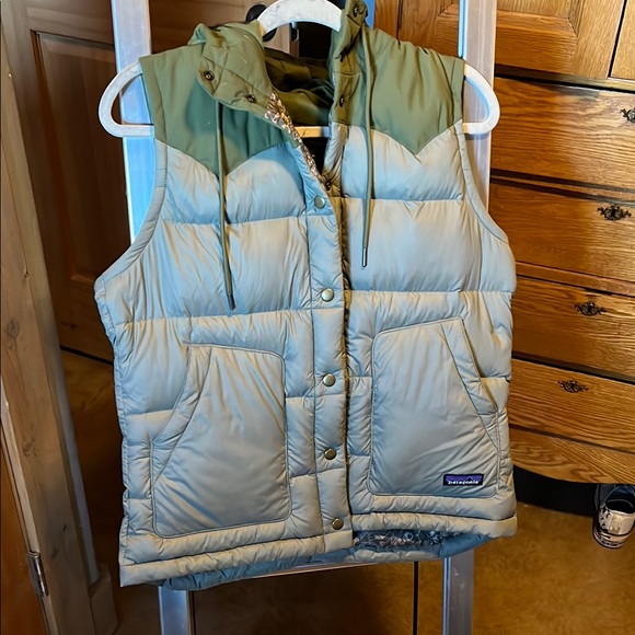 Patagonia Green and Beige Puffer Vest - Picture 1 of 4